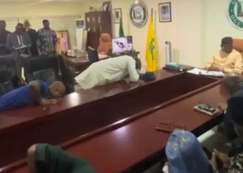 Image of Ogun Council Chairmen prostrate, beg Dapo Abiodun