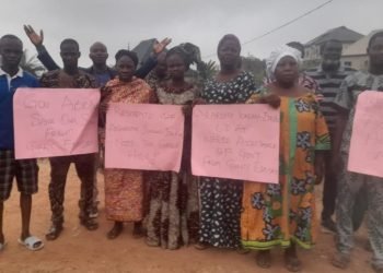 Members od the communities with placard protesting State of Roads in Ogun, particularly their commmunities in Odeda LG of the state.