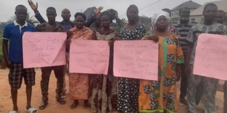 Members od the communities with placard protesting State of Roads in Ogun, particularly their commmunities in Odeda LG of the state.