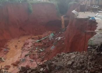 Sign of bad roads and poor infrastructure in Ogun State: a gully erosion in Owakurudu, Ijebu Ode, Ogun State