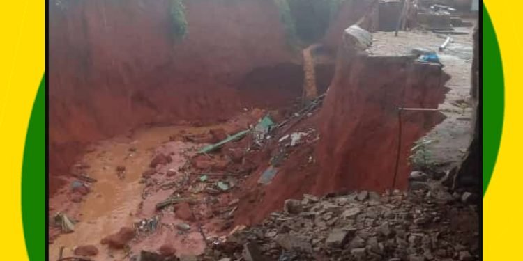 Sign of bad roads and poor infrastructure in Ogun State: a gully erosion in Owakurudu, Ijebu Ode, Ogun State