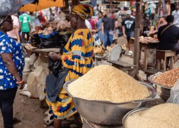 Food market scene showing a buyer and seller hangling.