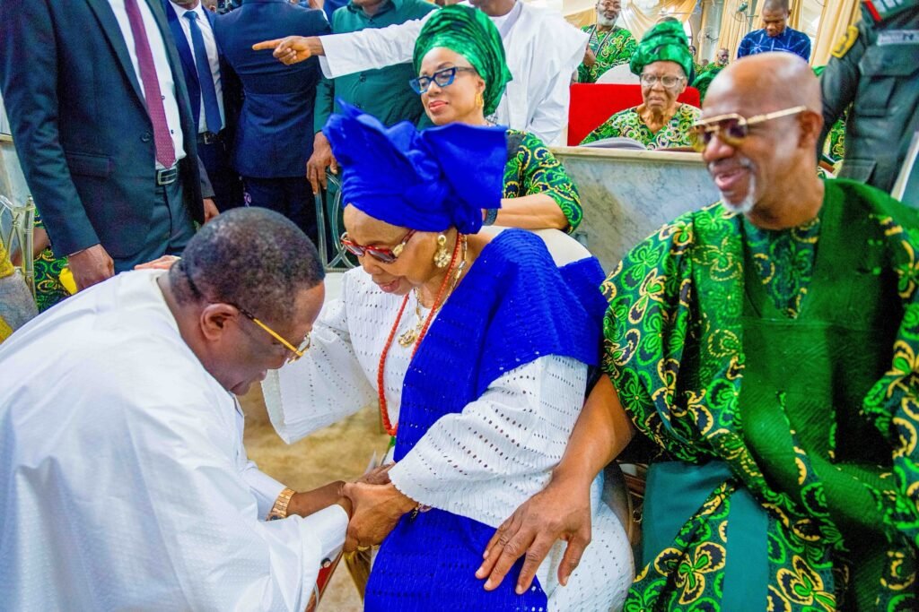 Works minister Umahi greet Dapo Abiodun's mother at 90th birthday party.