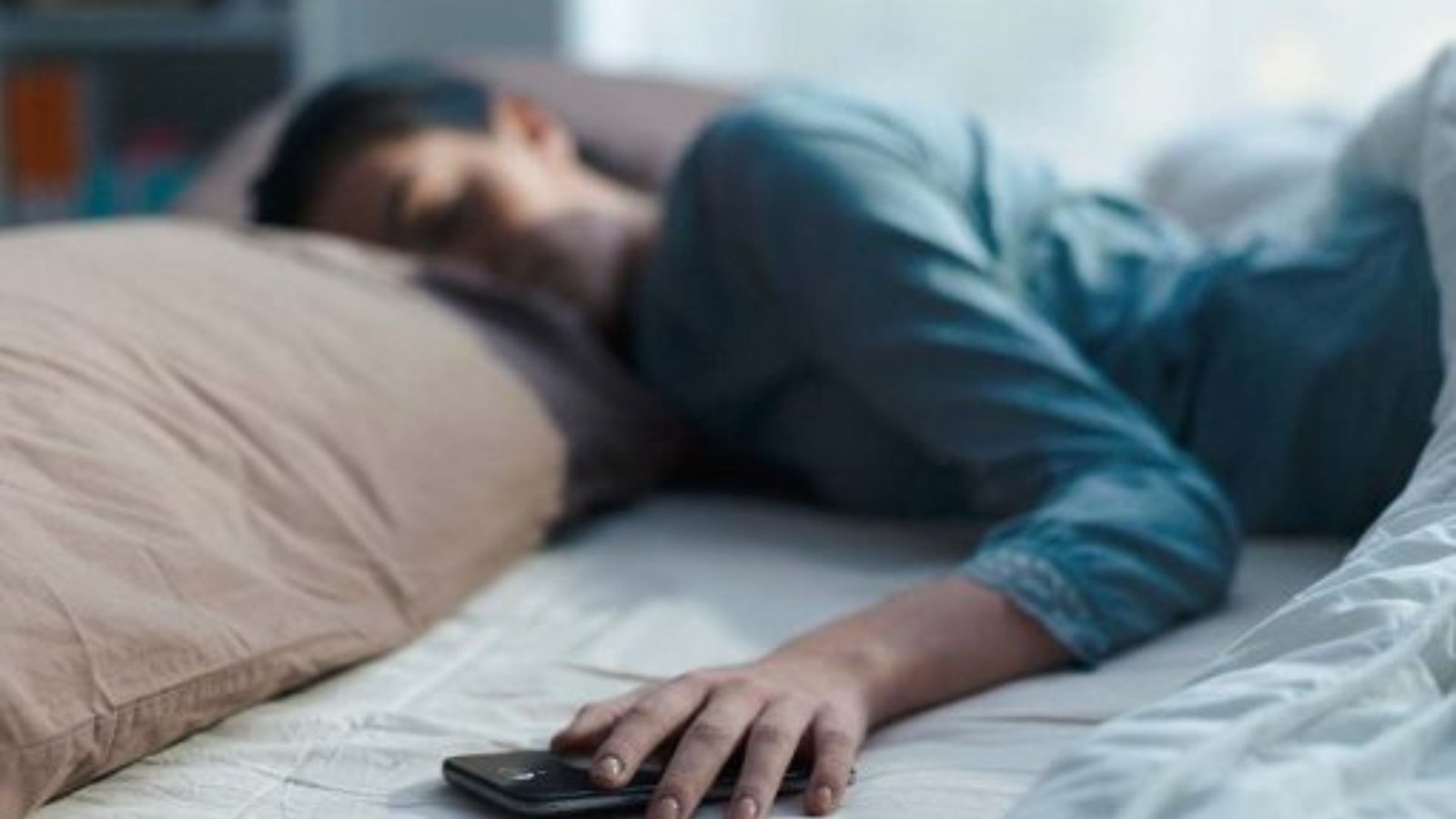 Six Dangers Of Sleeping With Your Phone Beside You