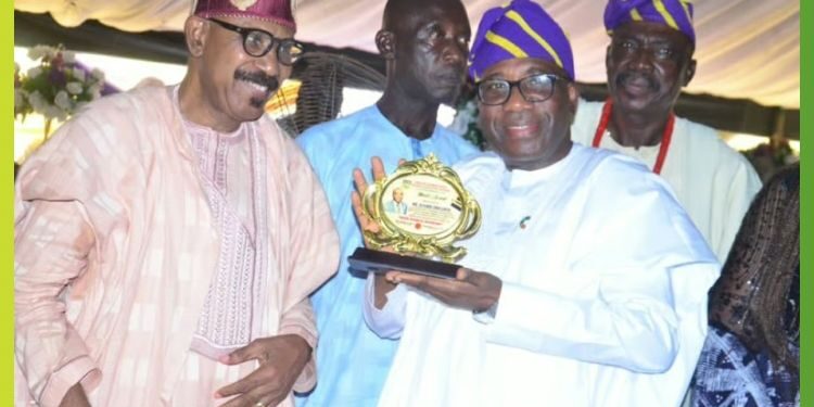 Ogun Head Of Service, Kehinde Onasanya, Receives Ijogs Outstanding Old Boy Award